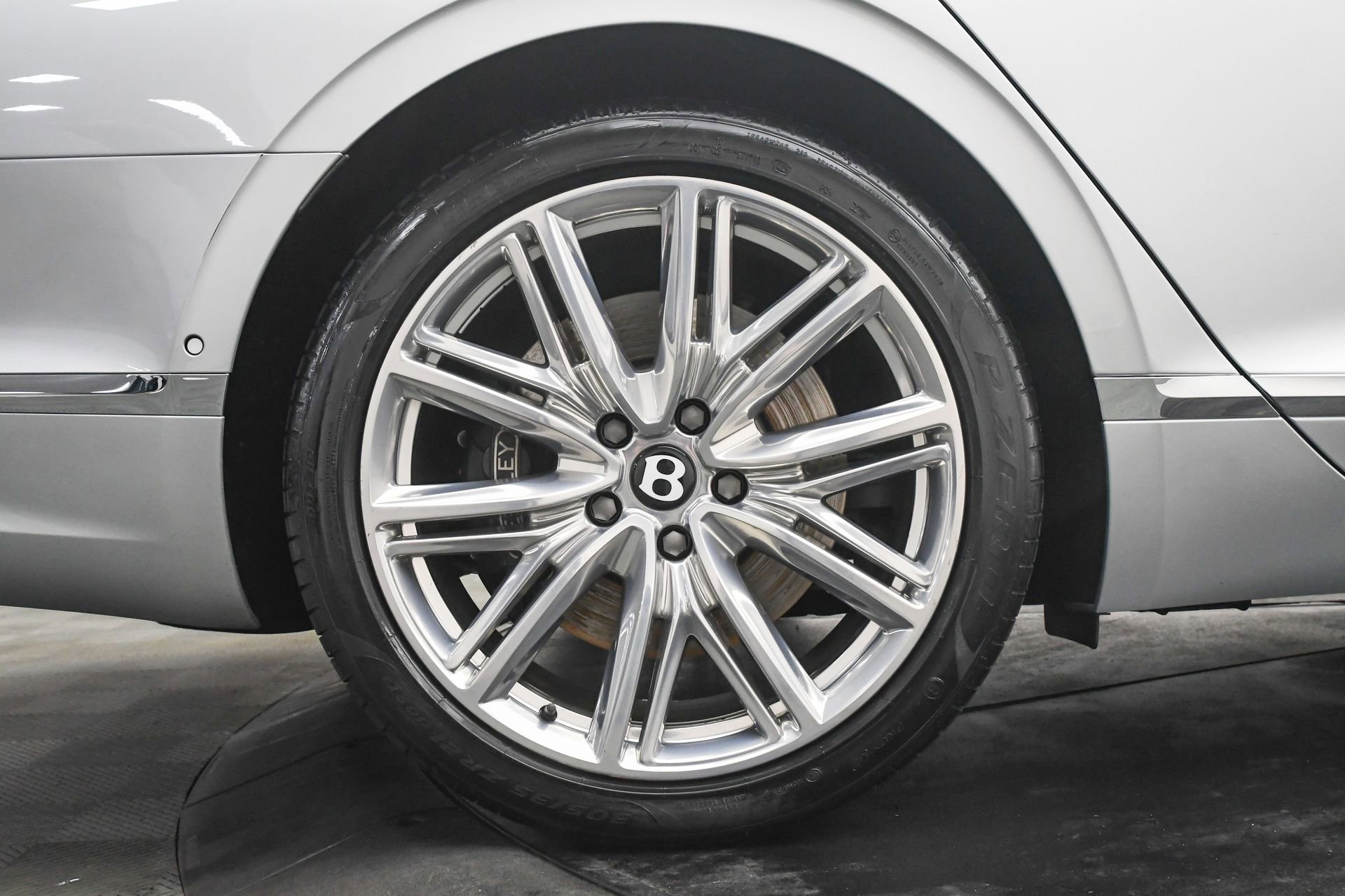 Used 2022 Bentley Flying Spur V8 image 33