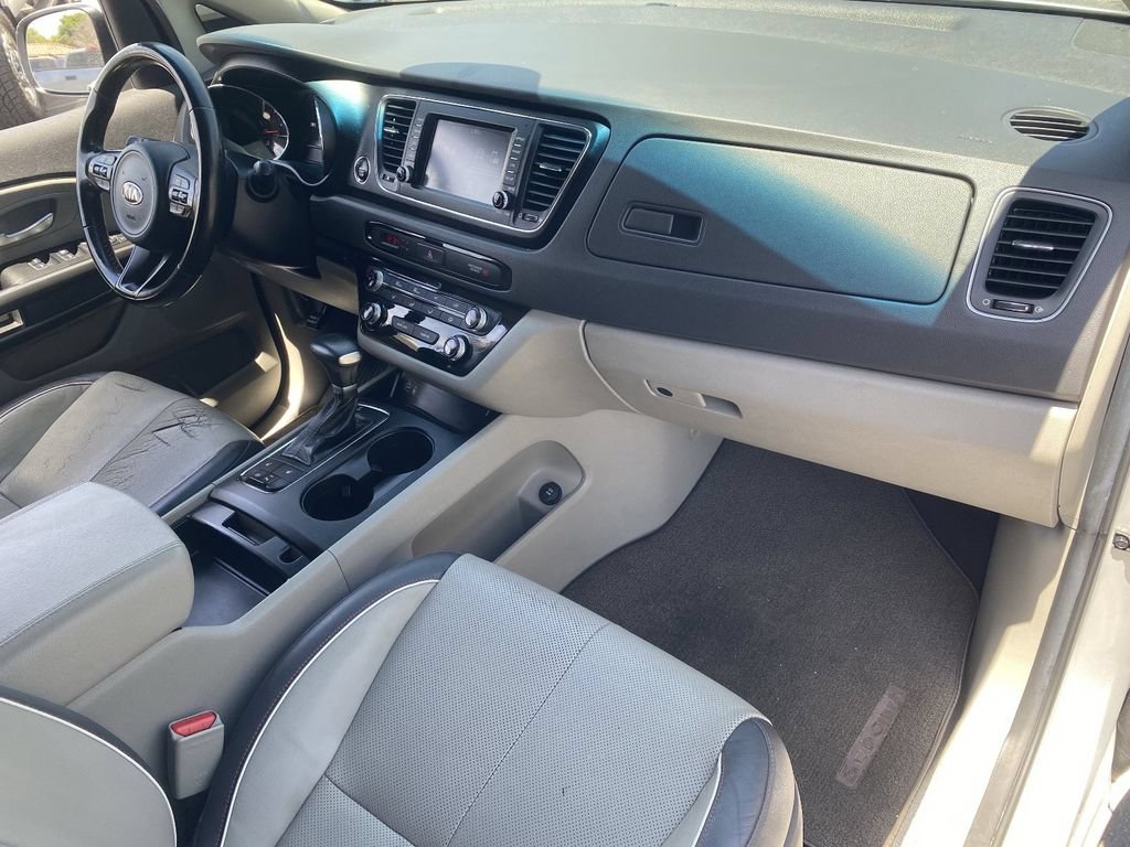 Used 2017 Kia Sedona LX w/ LX Essentials Premium Package FWD image 12