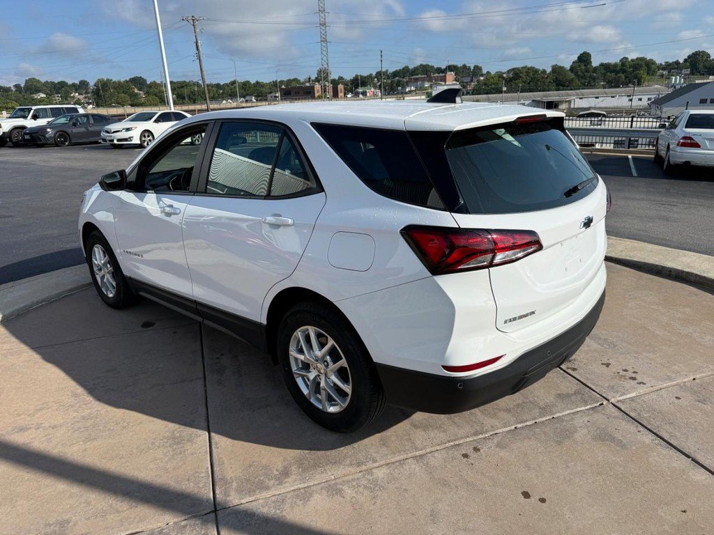 Used 2024 Chevrolet Equinox LS w/ Driver Confidence II Package FWD image 9