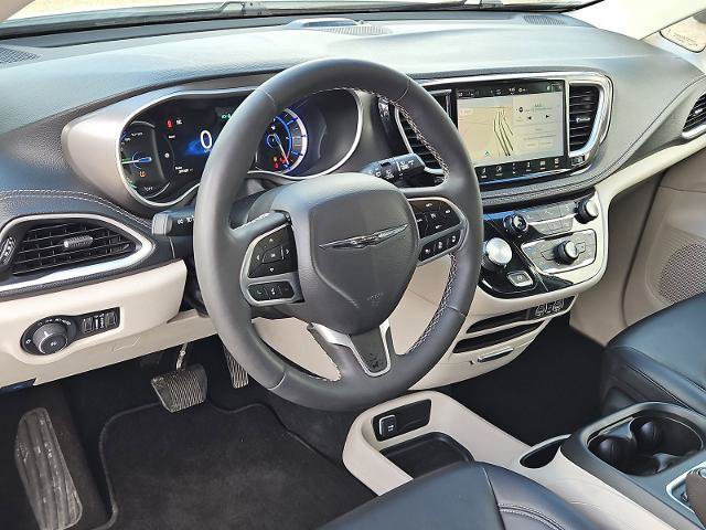 Used 2024 Chrysler Pacifica Limited FWD image 9