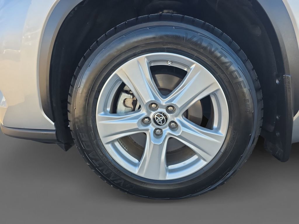 Used 2024 Toyota Highlander LE image 15