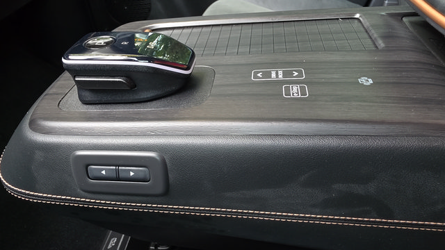 Used 2025 Nissan Ariya AWD image 9
