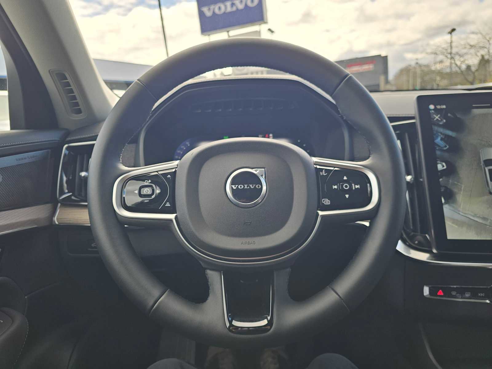 Used 2025 Volvo XC90 T8 Plus w/ Protection Package Premier image 23