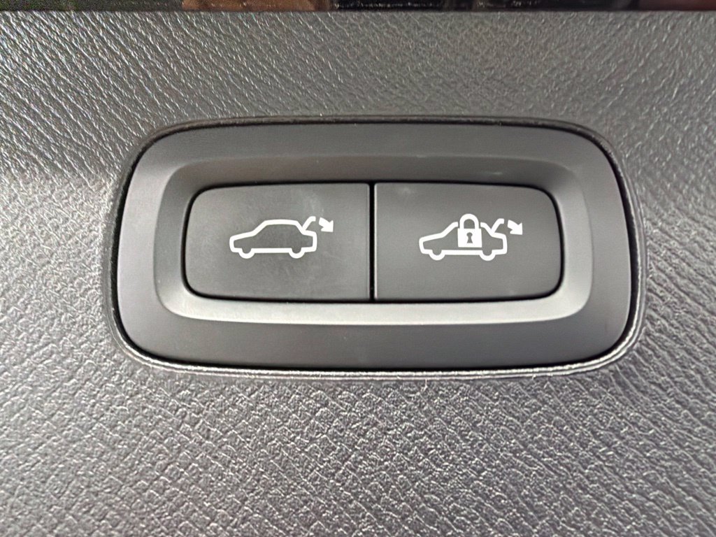 Used 2023 Volvo XC90 B6 Plus AWD/4WD image 16