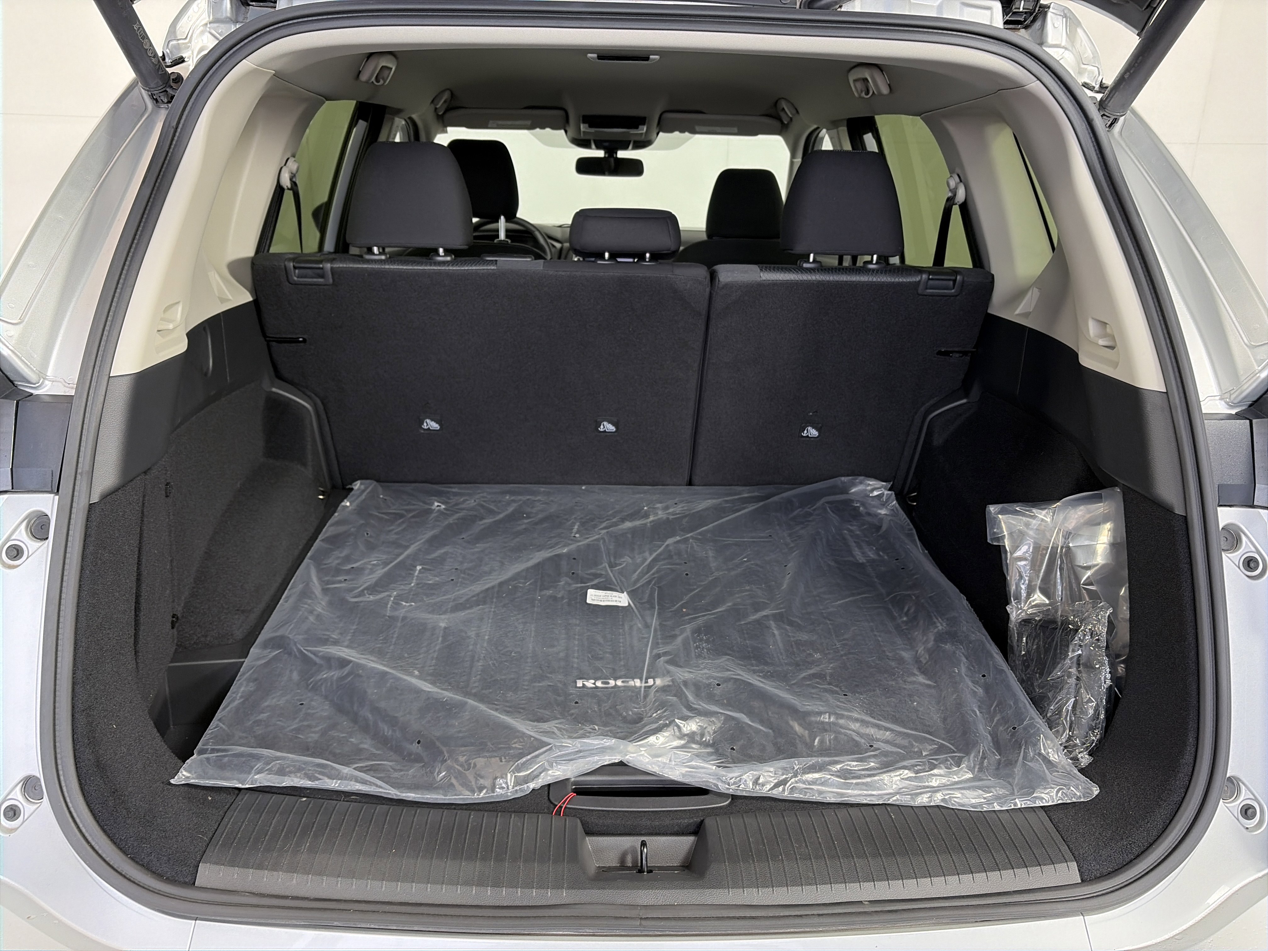 Used 2025 Nissan Rogue SV image 14