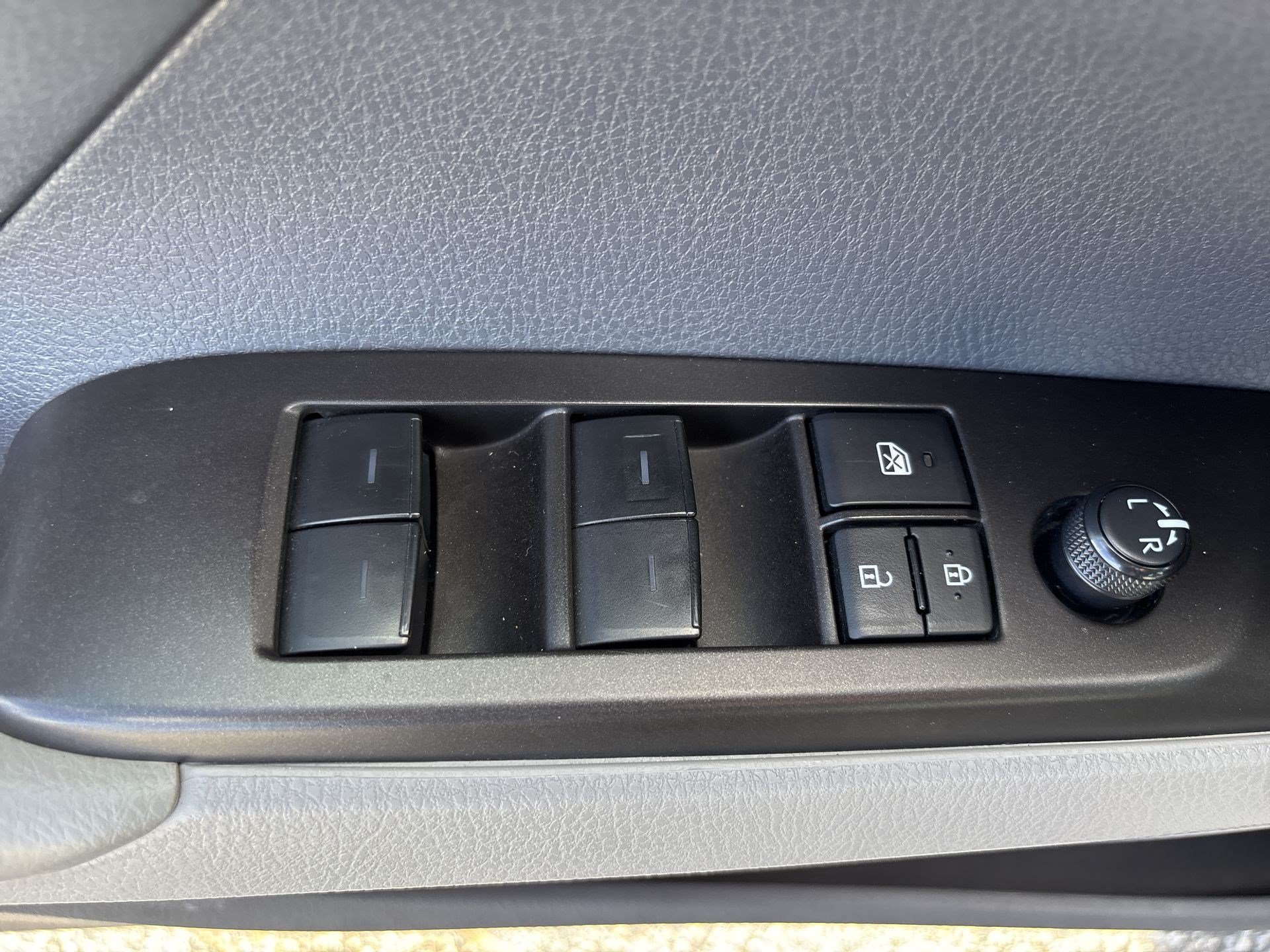 Used 2022 Toyota Camry LE FWD image 15