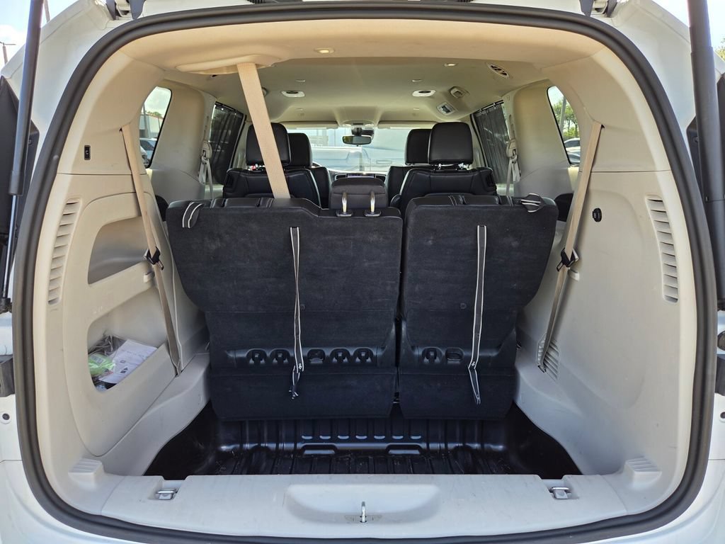 Used 2023 Chrysler Pacifica Touring-L FWD image 9