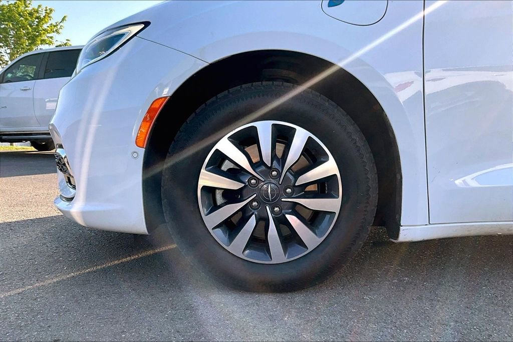 Used 2022 Chrysler Pacifica Touring-L w/ Uconnect Theater Family Group FWD image 2