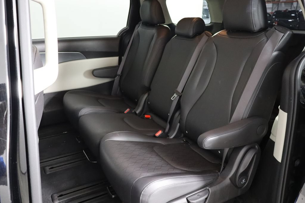 Used 2023 Kia Carnival LX FWD image 16
