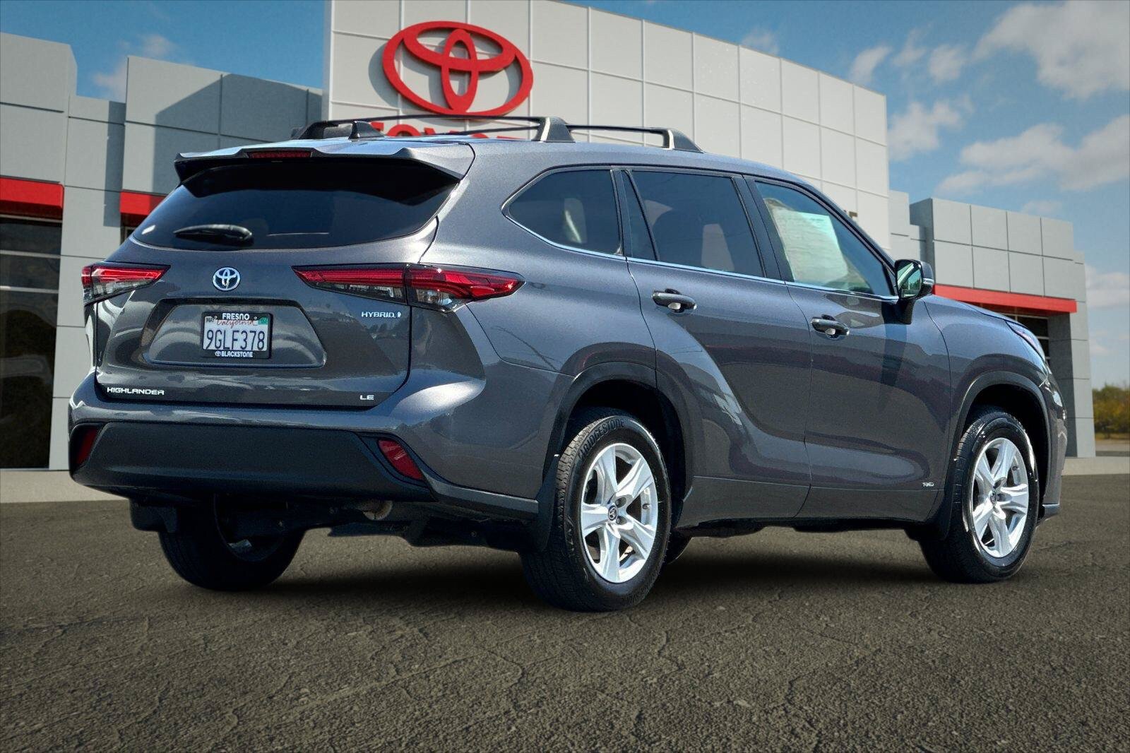 Used 2023 Toyota Highlander LE AWD/4WD image 3