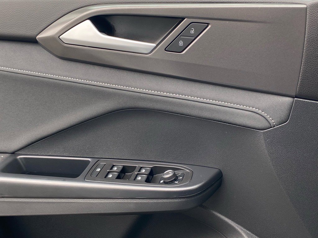 Used 2025 Volkswagen Taos SE image 18