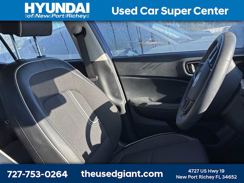 Used 2023 Hyundai Venue Limited image 7