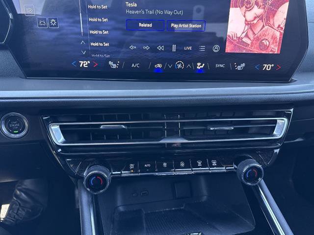 Used 2025 Chevrolet Traverse LT w/ Driver Confidence Package image 44