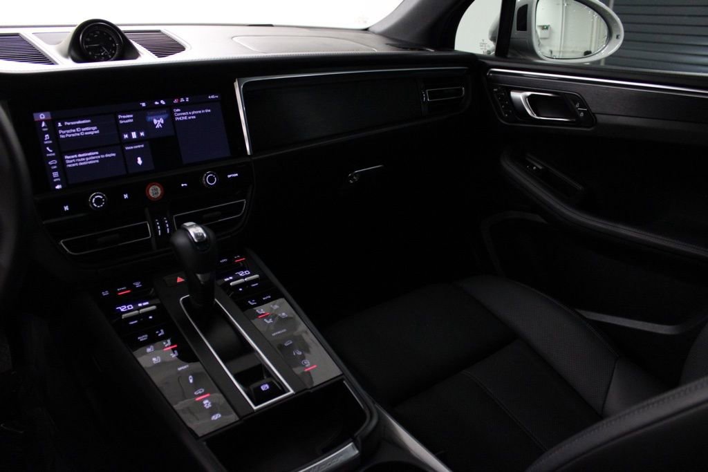 Certified 2025 Porsche Macan GTS image 25