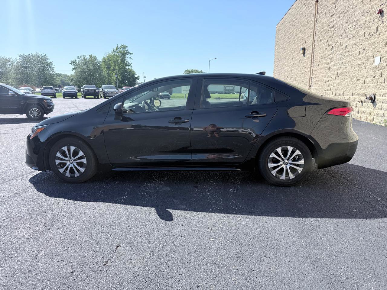 Used 2021 Toyota Corolla LE FWD image 2