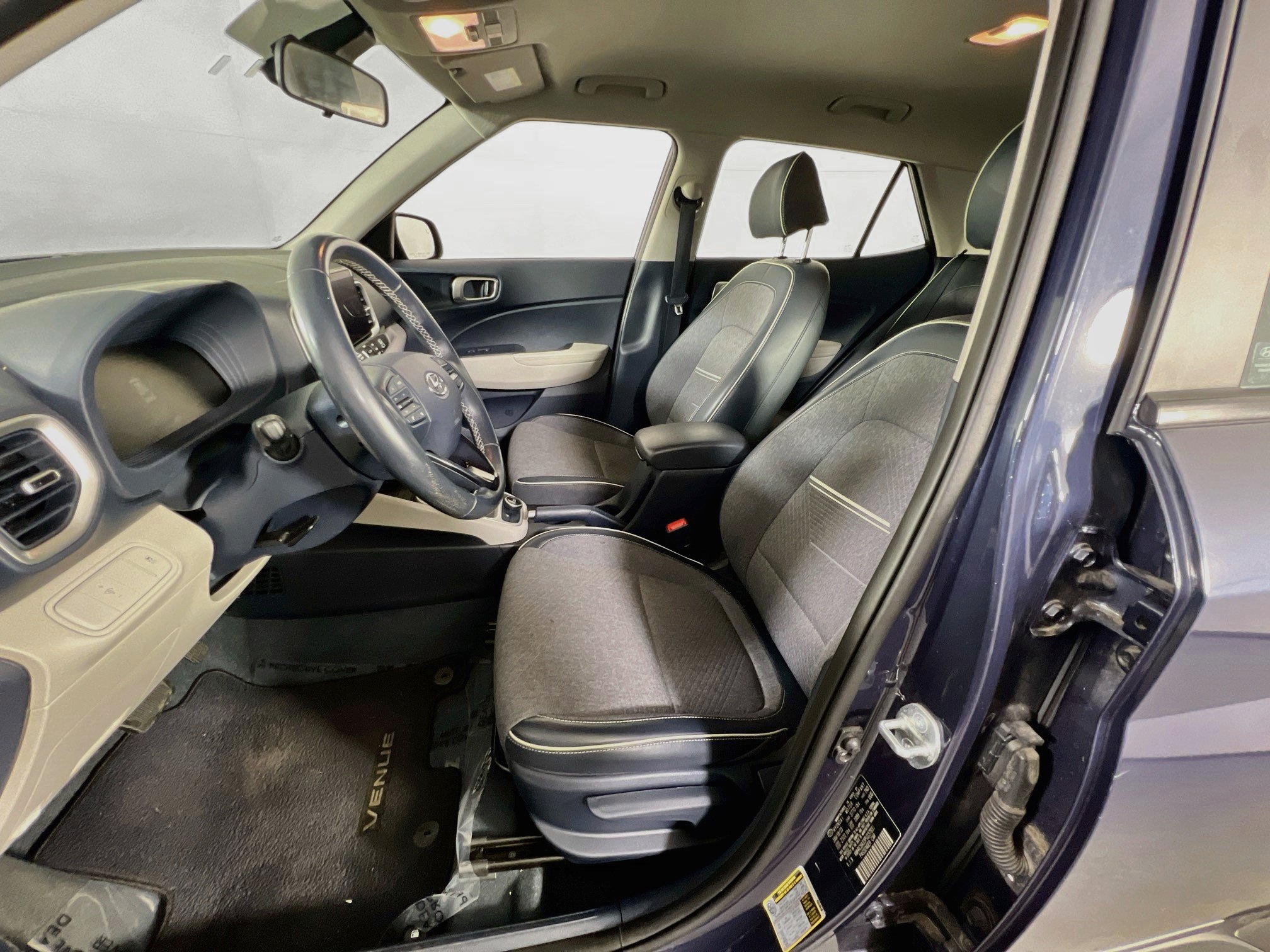 Used 2023 Hyundai Venue Limited FWD image 21