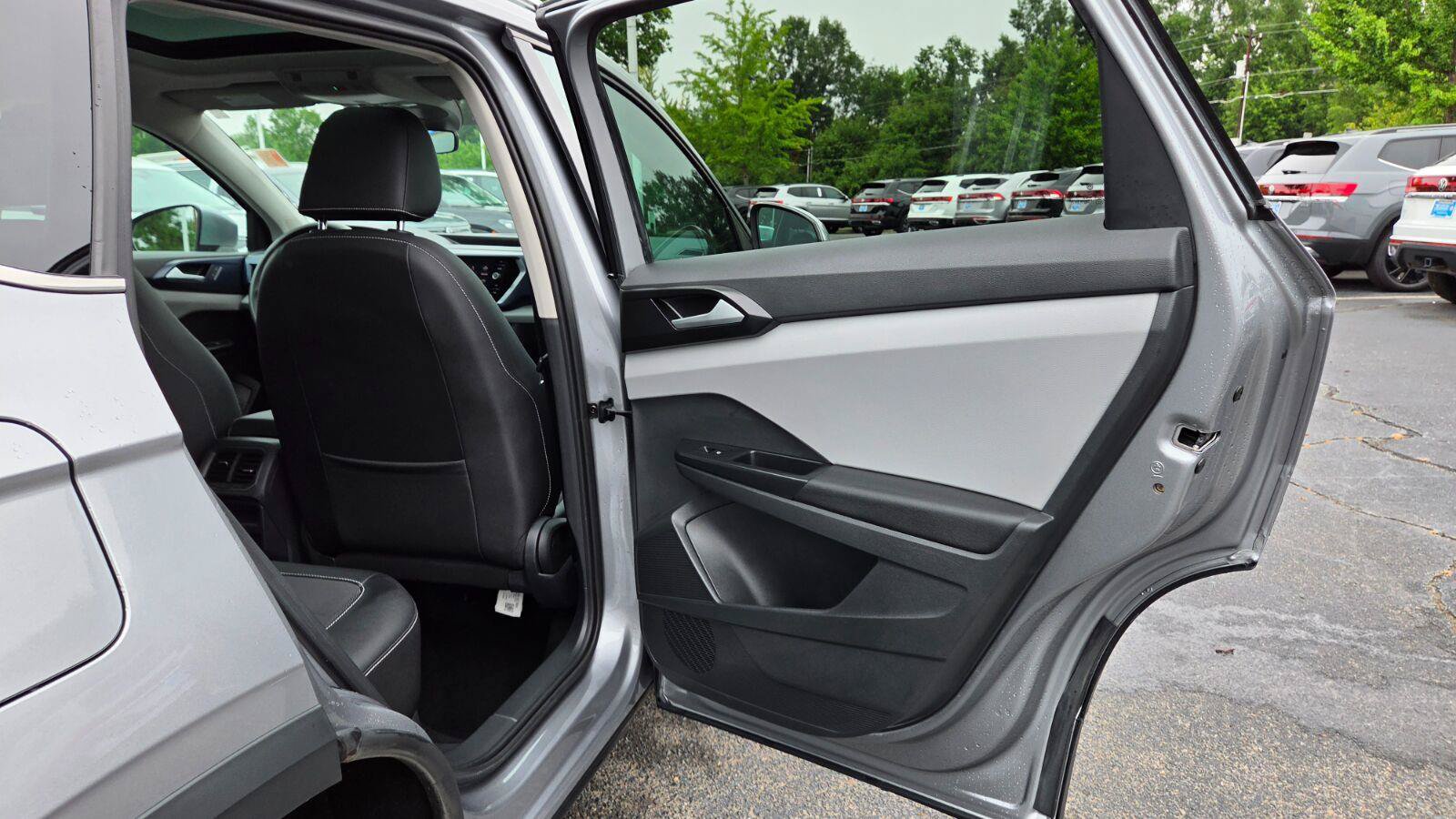 Used 2023 Volkswagen Taos SE w/ Panoramic Sunroof Package FWD image 46