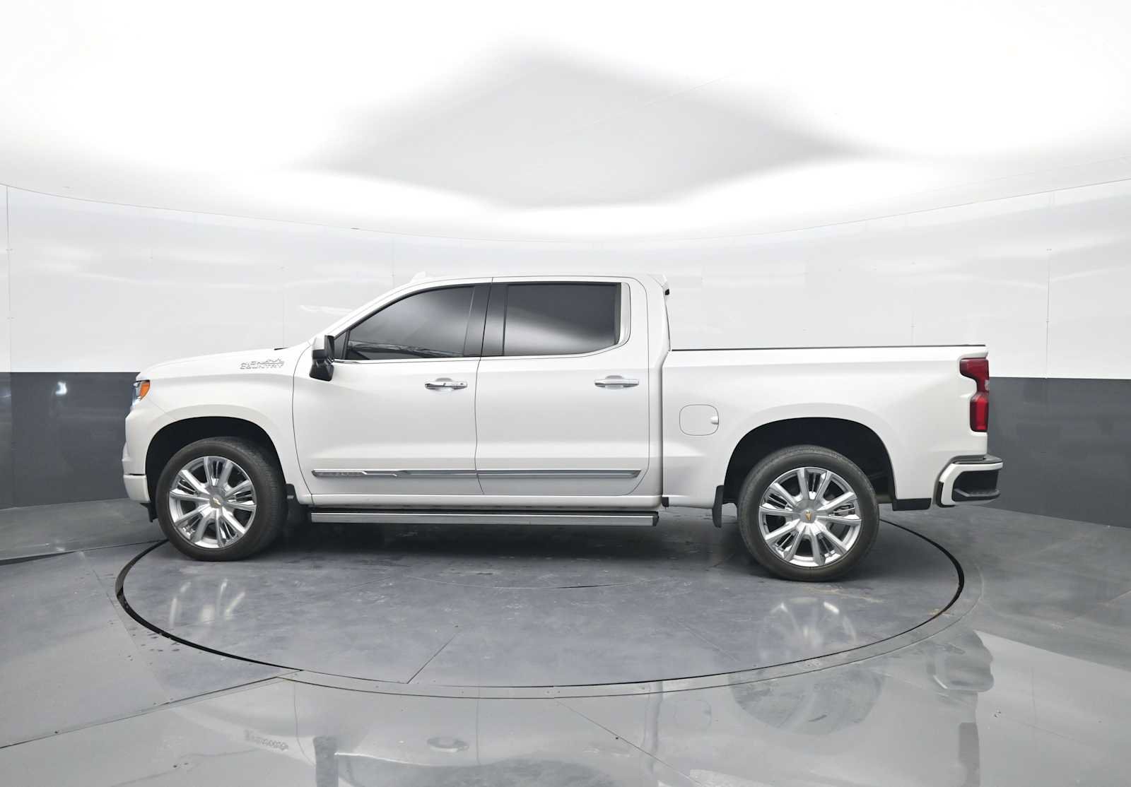 Used 2024 Chevrolet Silverado 1500 High Country w/ High Country Premium Package AWD/4WD image 5