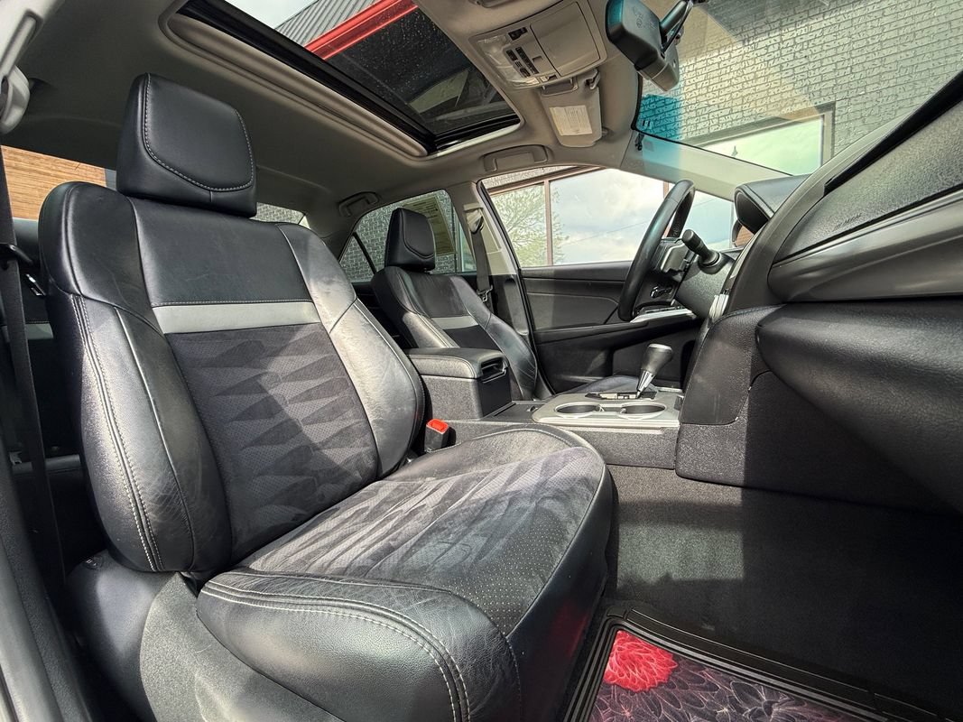 Used 2013 Toyota Camry SE w/ Leather Pkg FWD image 19