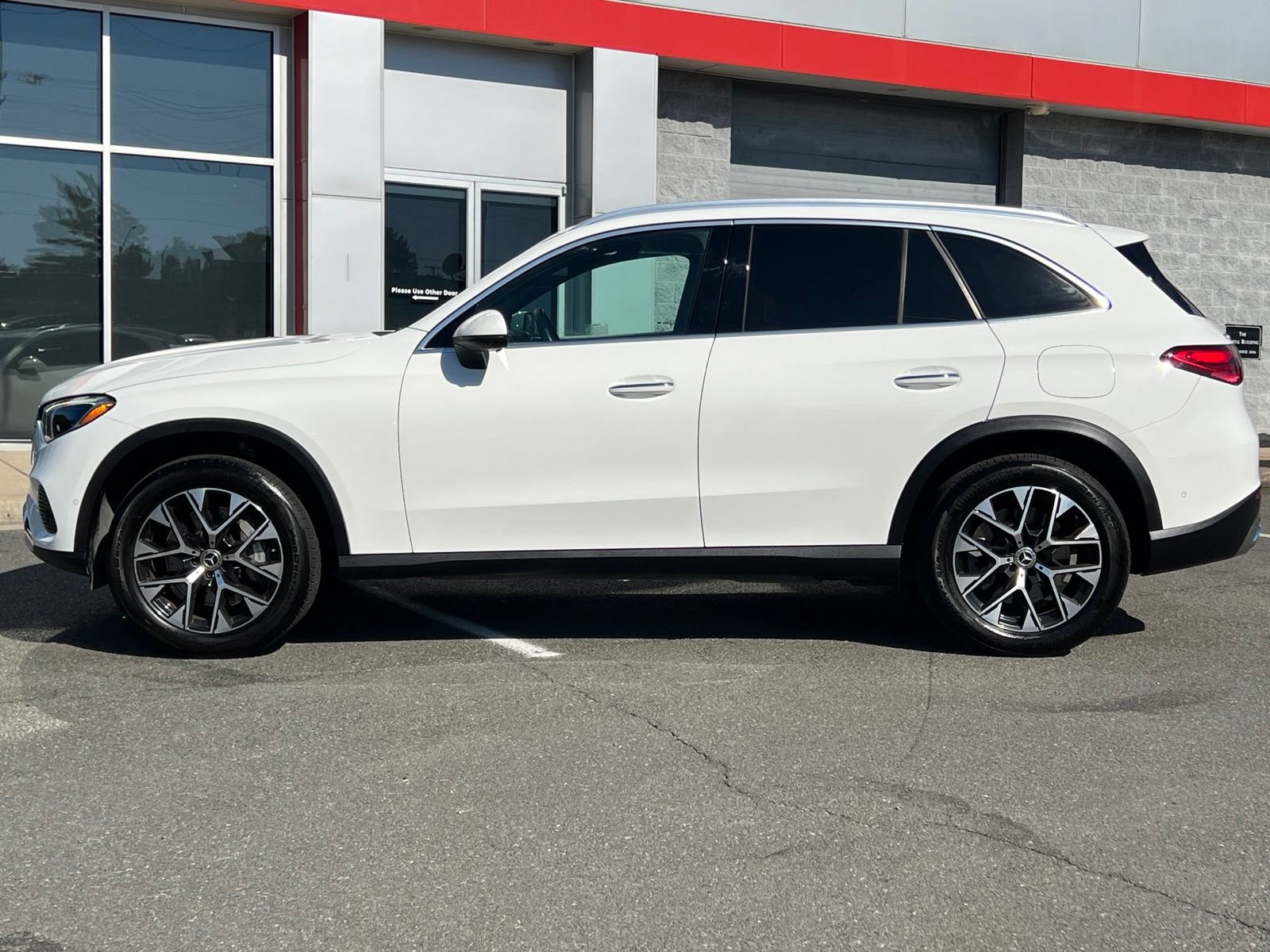 Used 2025 Mercedes-Benz GLC 350e 4MATIC w/ Advanced USB Package image 22