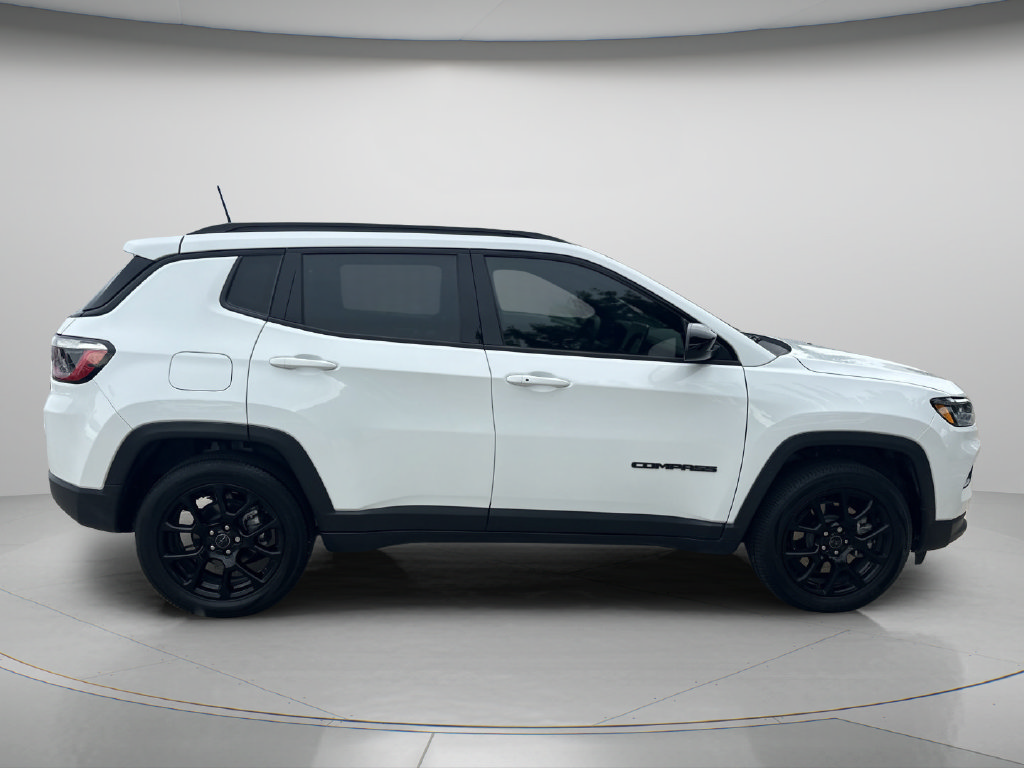 Used 2026 Jeep Compass Latitude AWD/4WD image 8