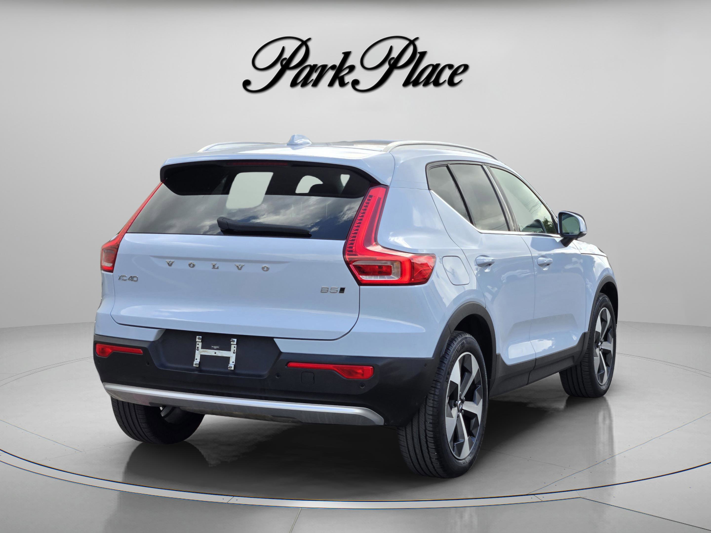 Used 2025 Volvo XC40 B5 Plus image 6