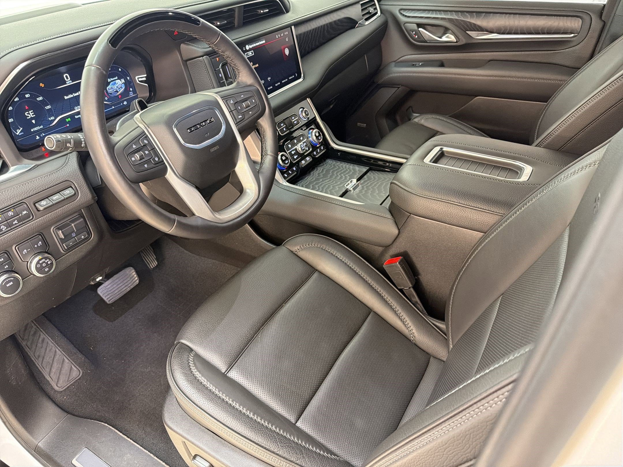 Used 2024 GMC Yukon XL Denali w/ Advanced Technology Package image 4