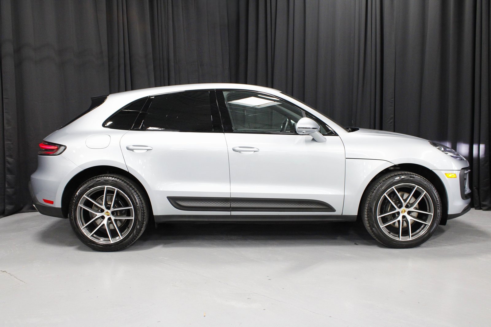 Certified 2025 Porsche Macan image 8