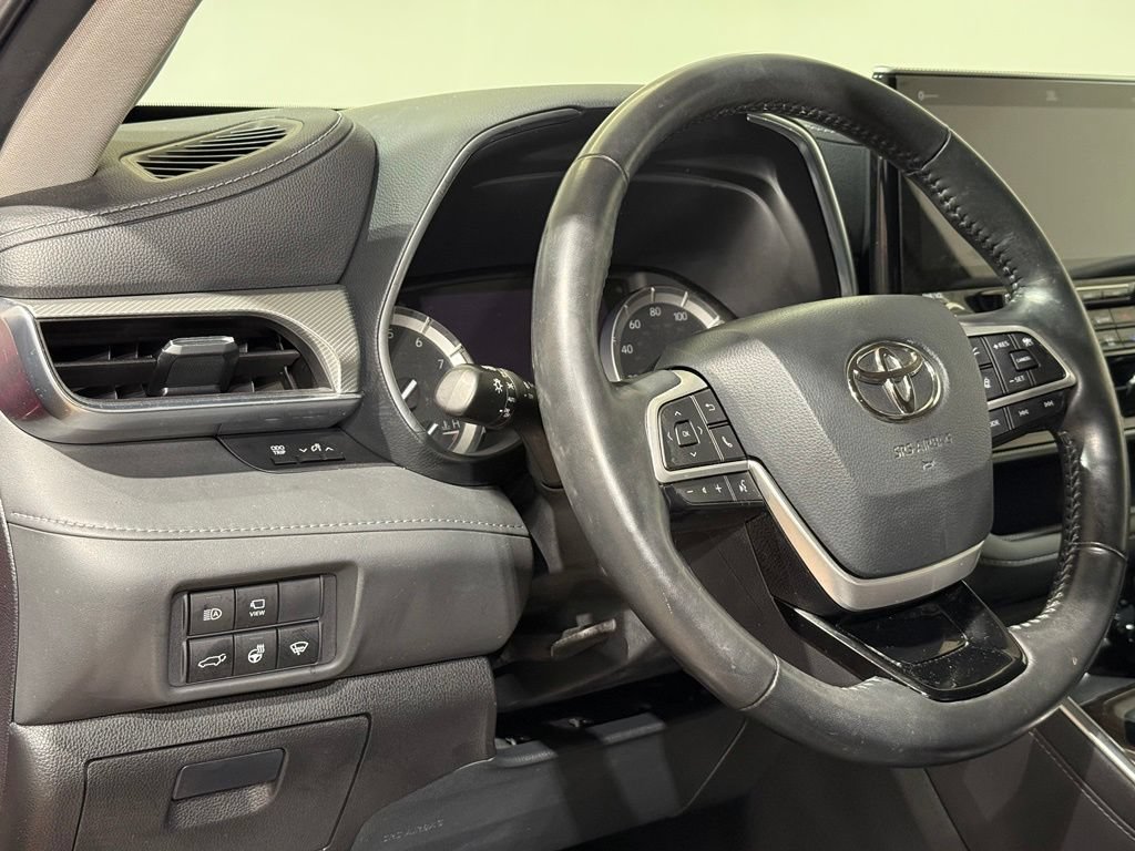Used 2022 Toyota Highlander Platinum AWD/4WD image 17
