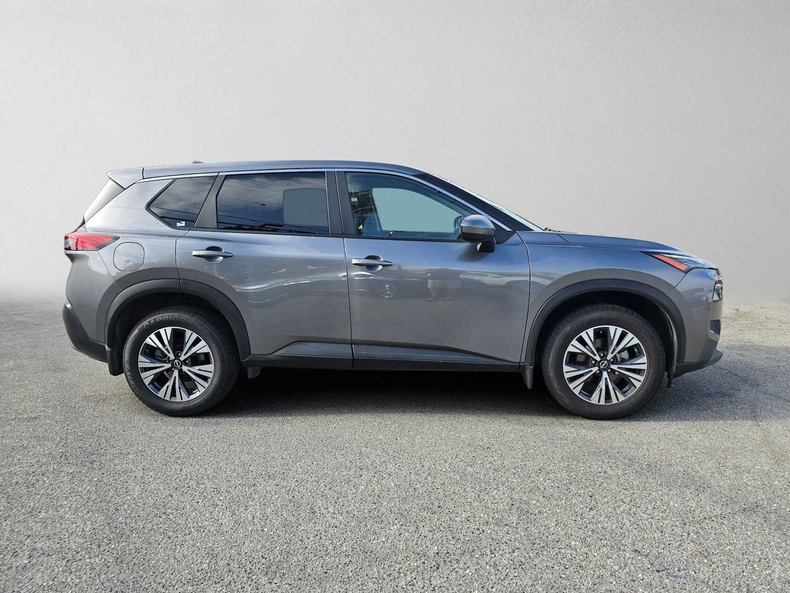 Used 2023 Nissan Rogue SV FWD image 2