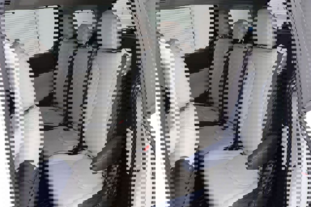 Used 2025 Kia Carnival EX image 12