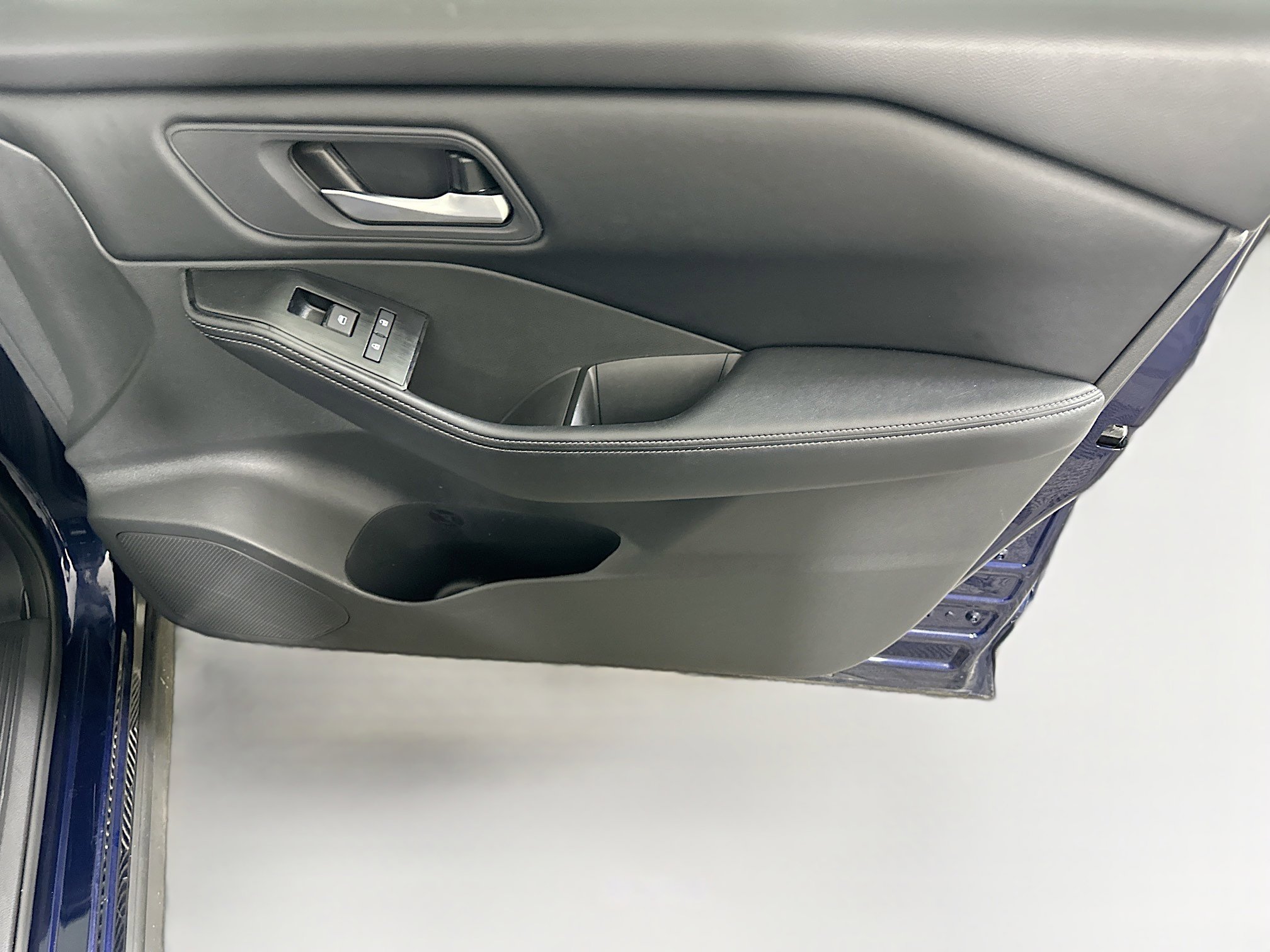 Used 2025 Nissan Rogue SV image 30