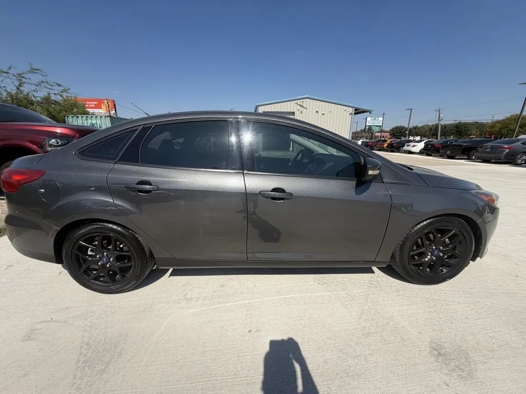 Used 2016 Ford Focus SE w/ Equipment Group 201A FWD image 4
