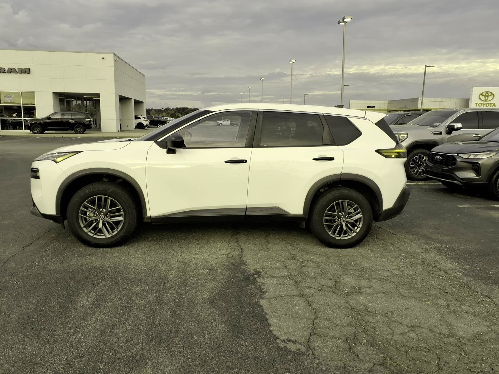 Used 2022 Nissan Rogue S AWD/4WD image 3