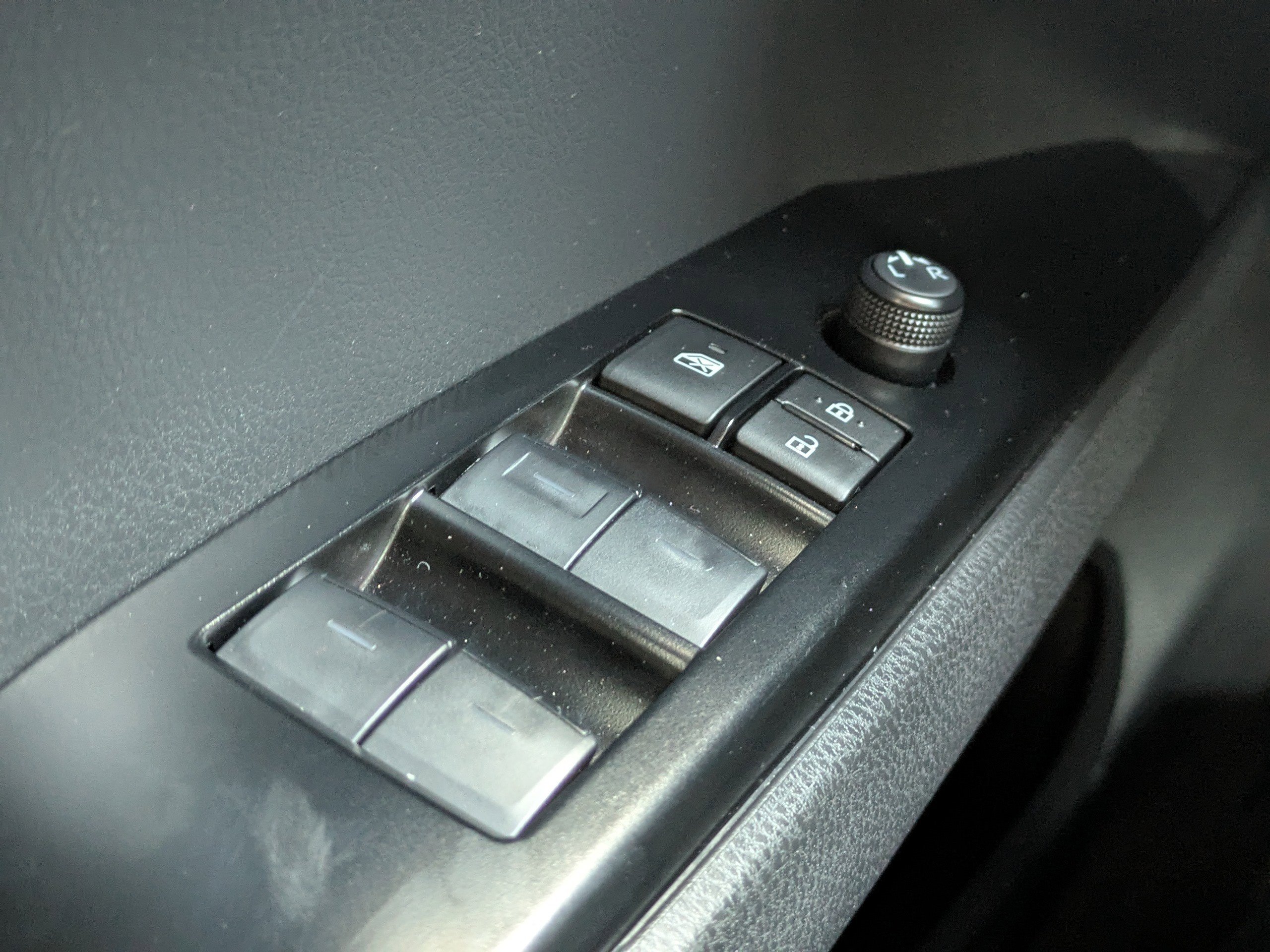 Used 2025 Toyota Camry SE w/ Multimedia Upgrade Package image 23