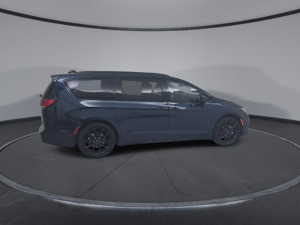 Certified 2025 Chrysler Pacifica Limited FWD image 18