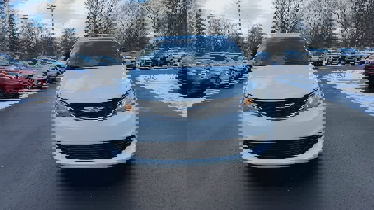 Used 2018 Chrysler Pacifica LX image 3