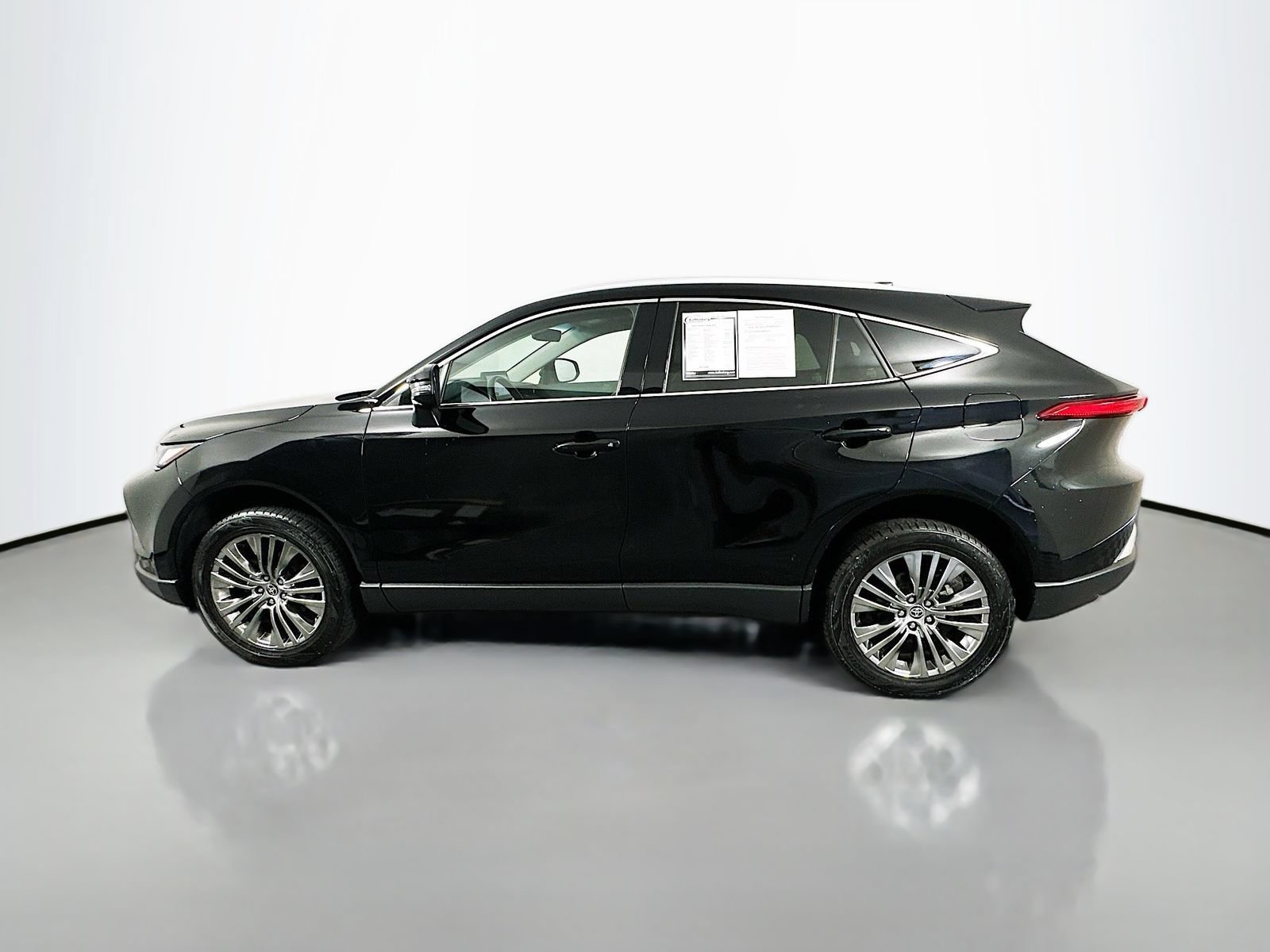 Used 2023 Toyota Venza XLE AWD/4WD image 4