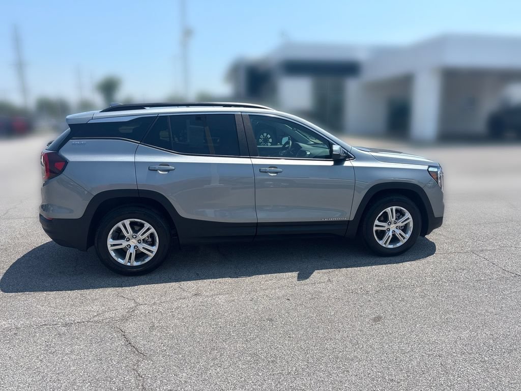 Used 2024 GMC Terrain SLE w/ Driver Convenience Package FWD image 9