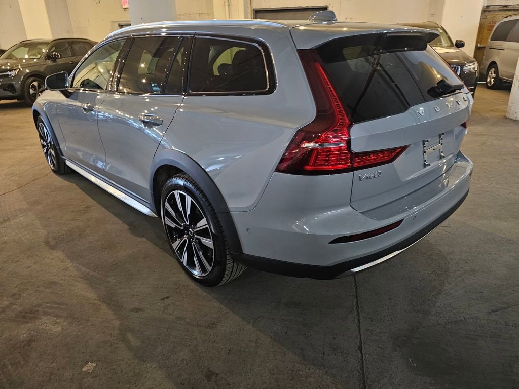 Certified 2025 Volvo V60 B5 Cross Country Ultra image 2
