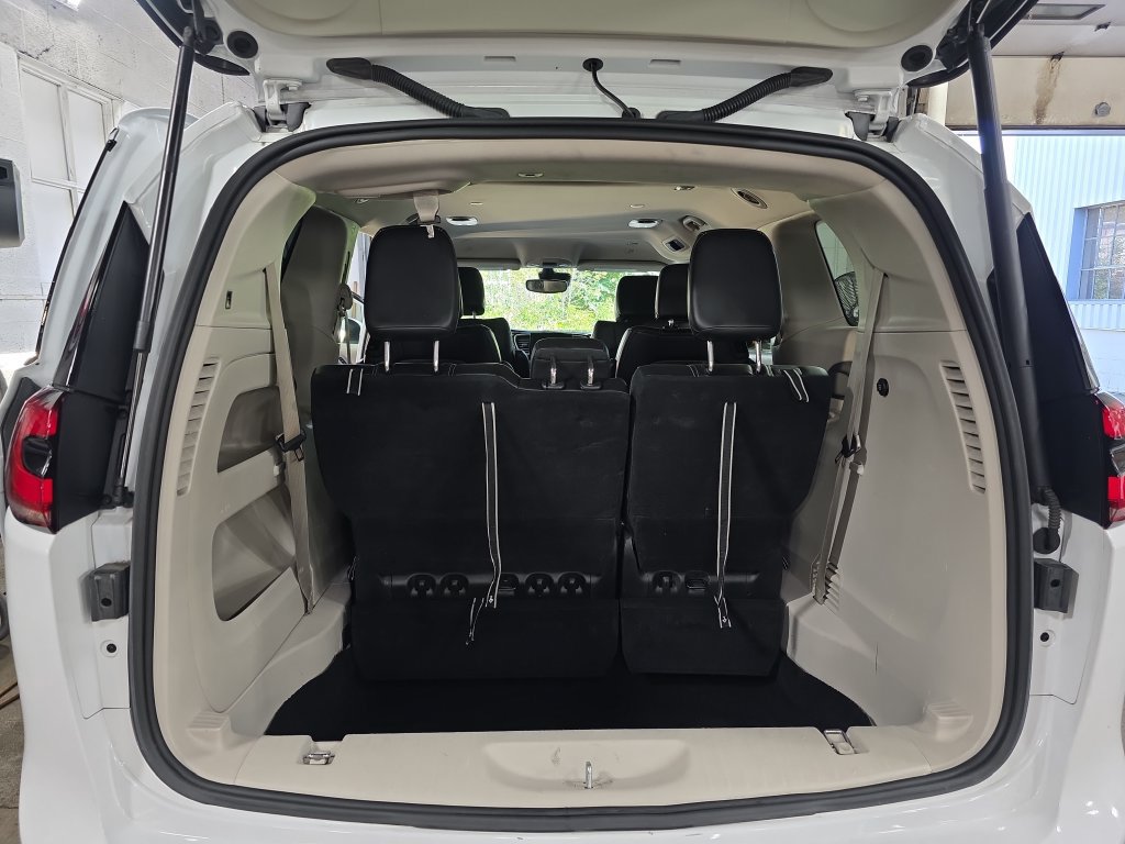 Used 2023 Chrysler Pacifica Touring-L FWD image 16
