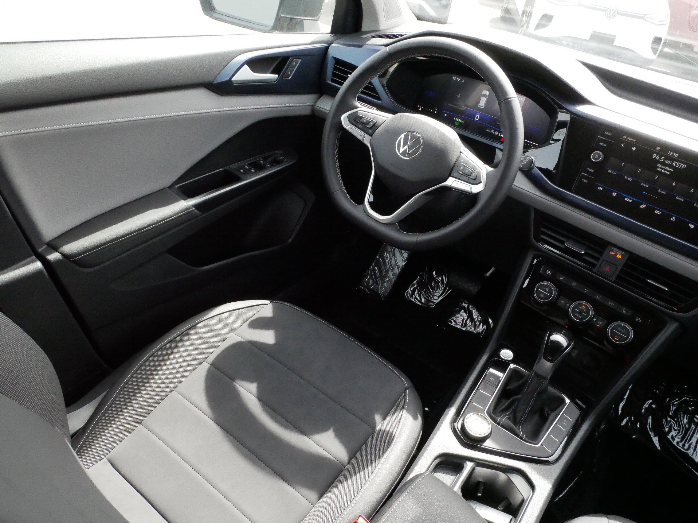 Certified 2024 Volkswagen Taos SE image 9