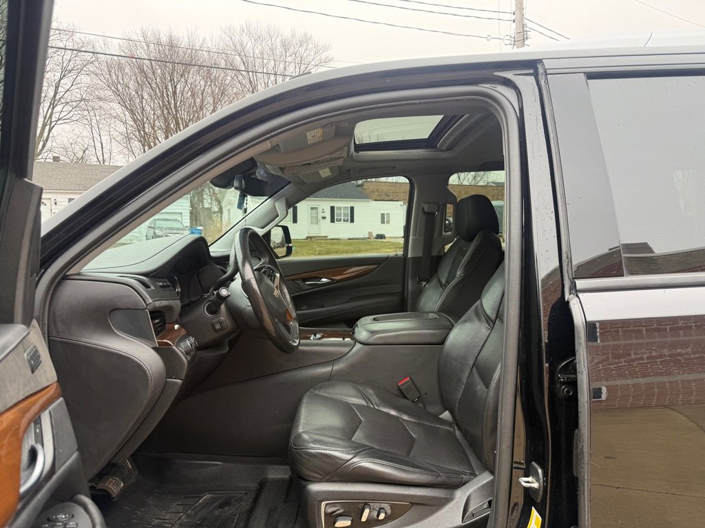 Used 2020 Cadillac Escalade Luxury w/ Escalade Sport Edition image 10