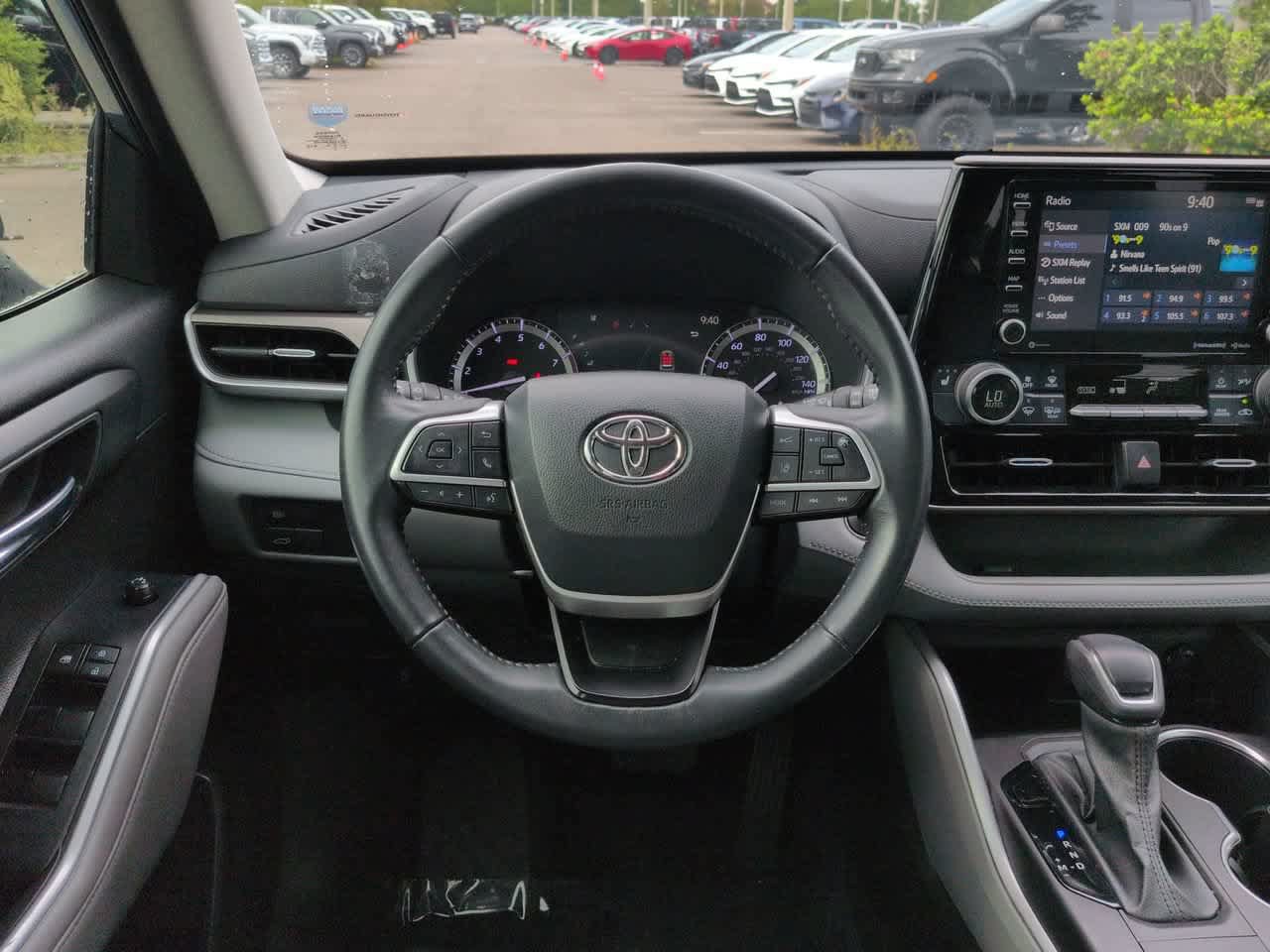 Used 2022 Toyota Highlander XLE FWD image 16