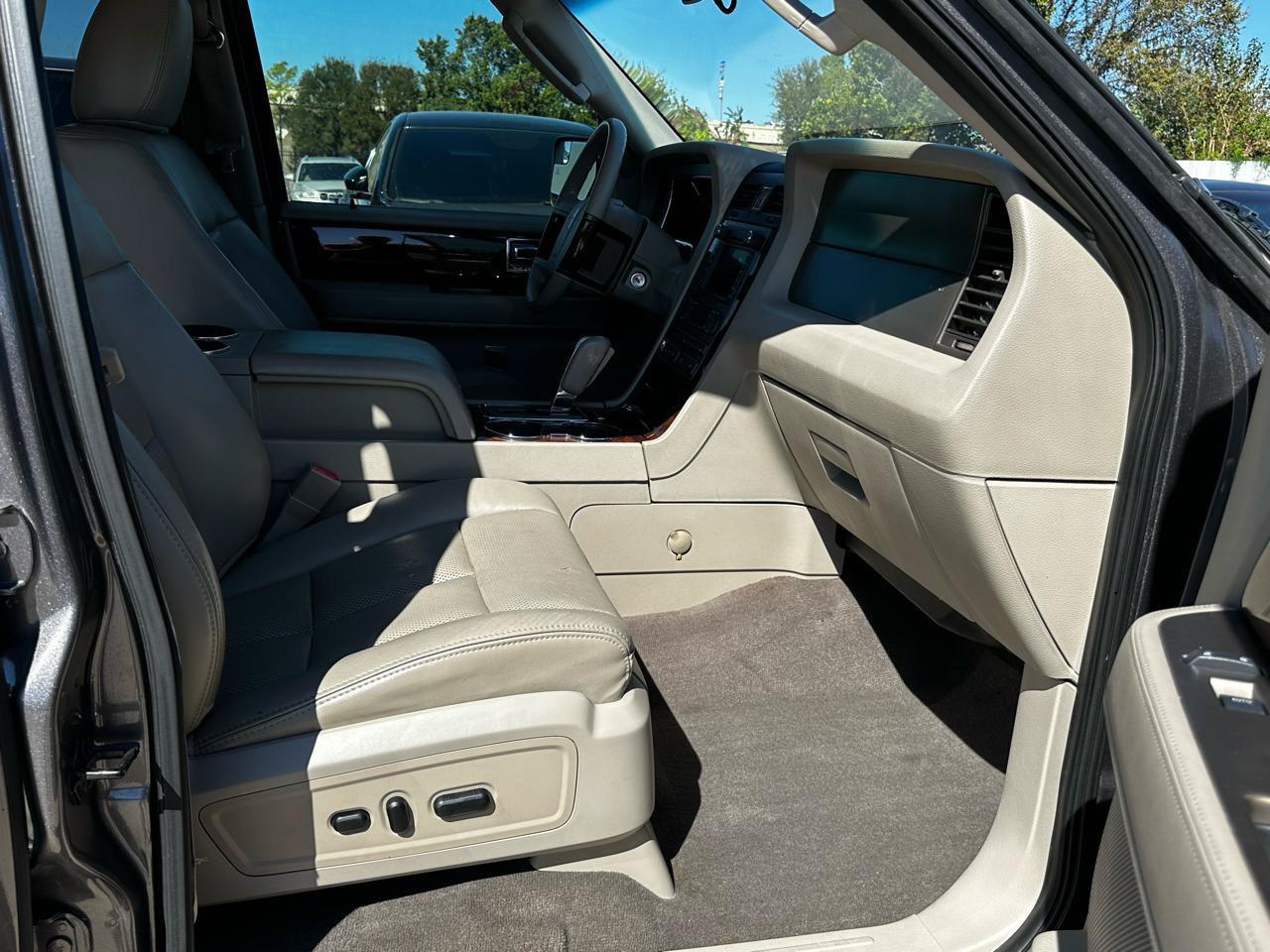 Used 2012 Lincoln Navigator 2WD image 26