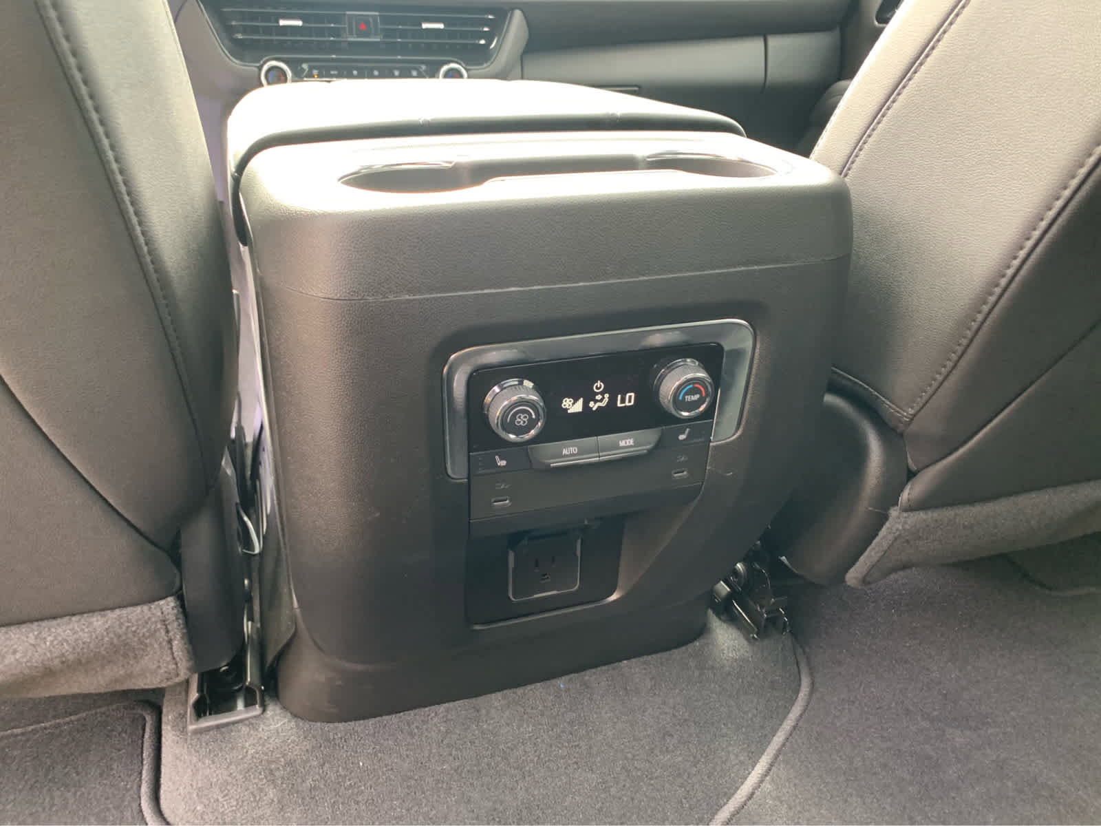 Used 2025 Chevrolet Suburban Z71 image 27