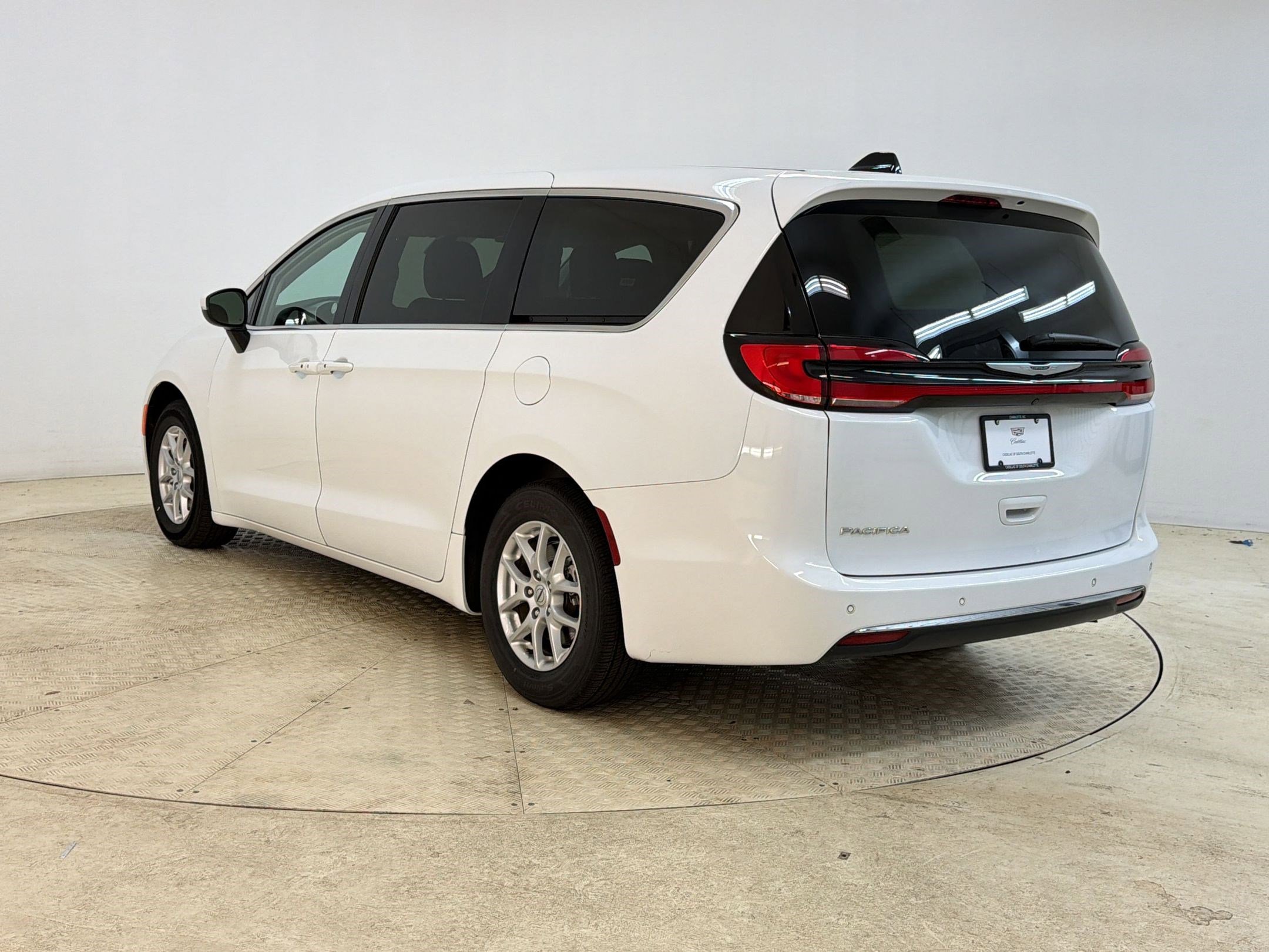 Used 2023 Chrysler Pacifica Touring-L FWD image 3