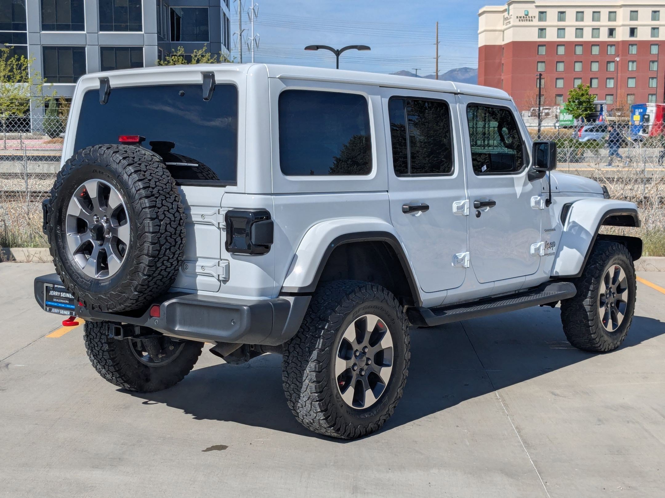 Used 2018 Jeep Wrangler Unlimited Sahara w/ Uconnect 4C Nav & Sound Group image 5