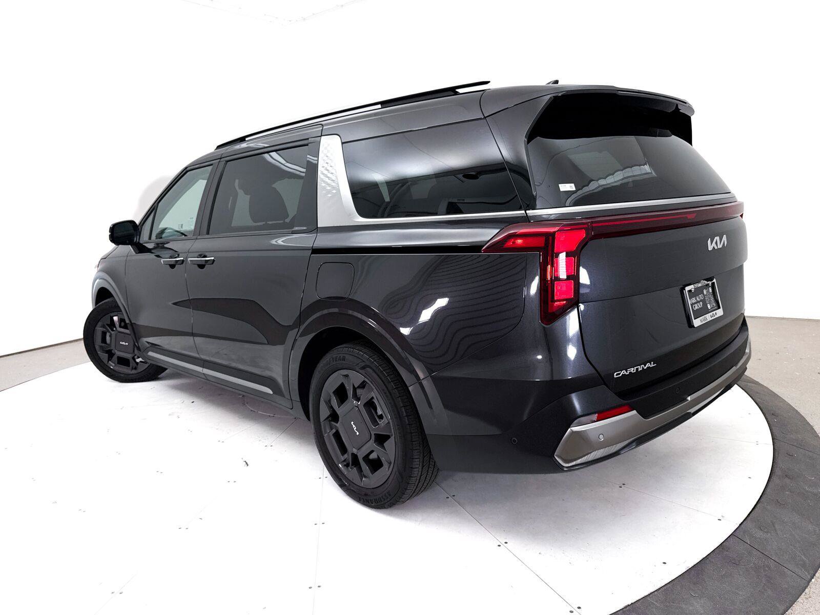Used 2025 Kia Carnival SX FWD image 2