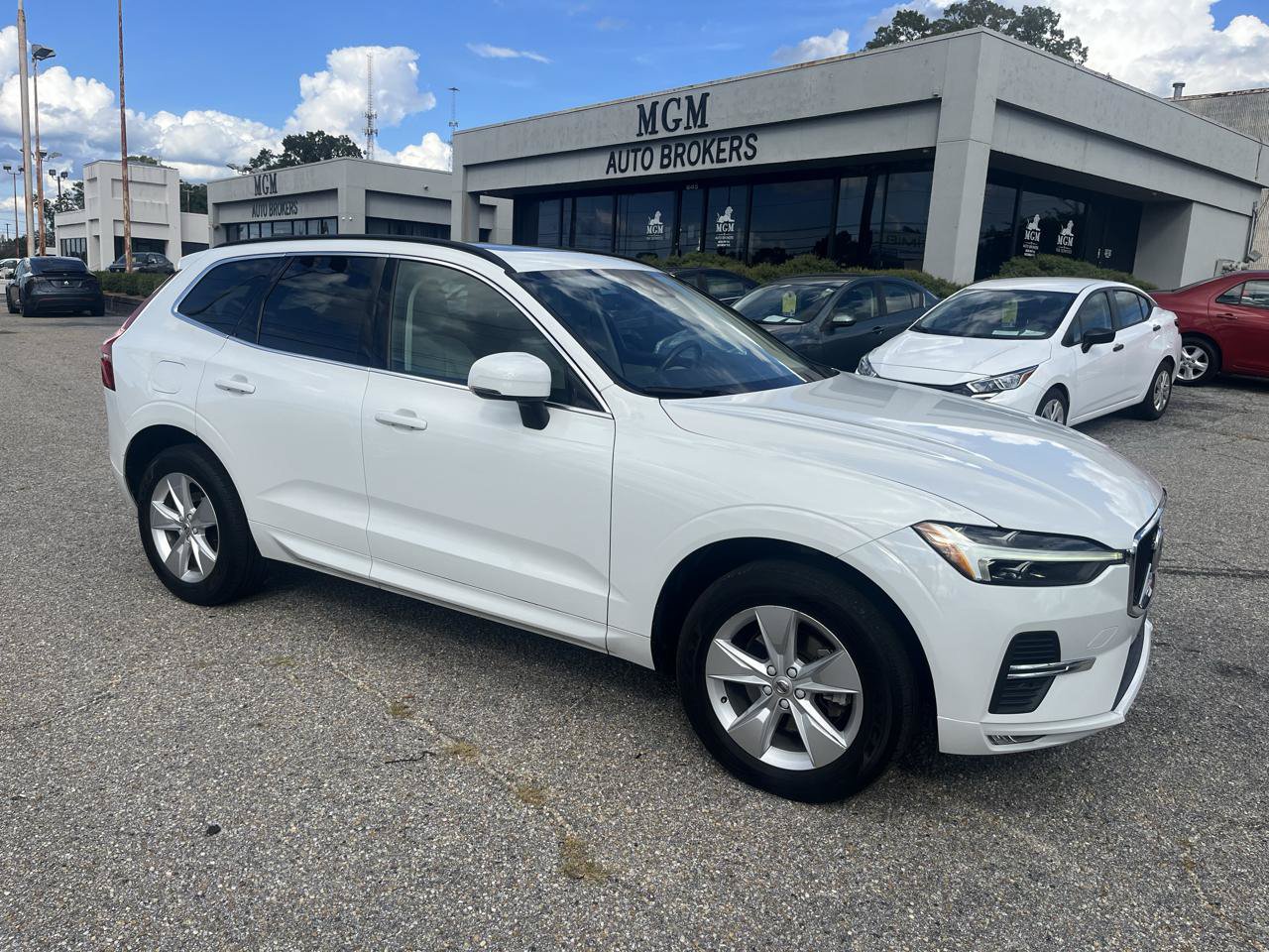 Used 2022 Volvo XC60 B5 Momentum AWD/4WD image 2